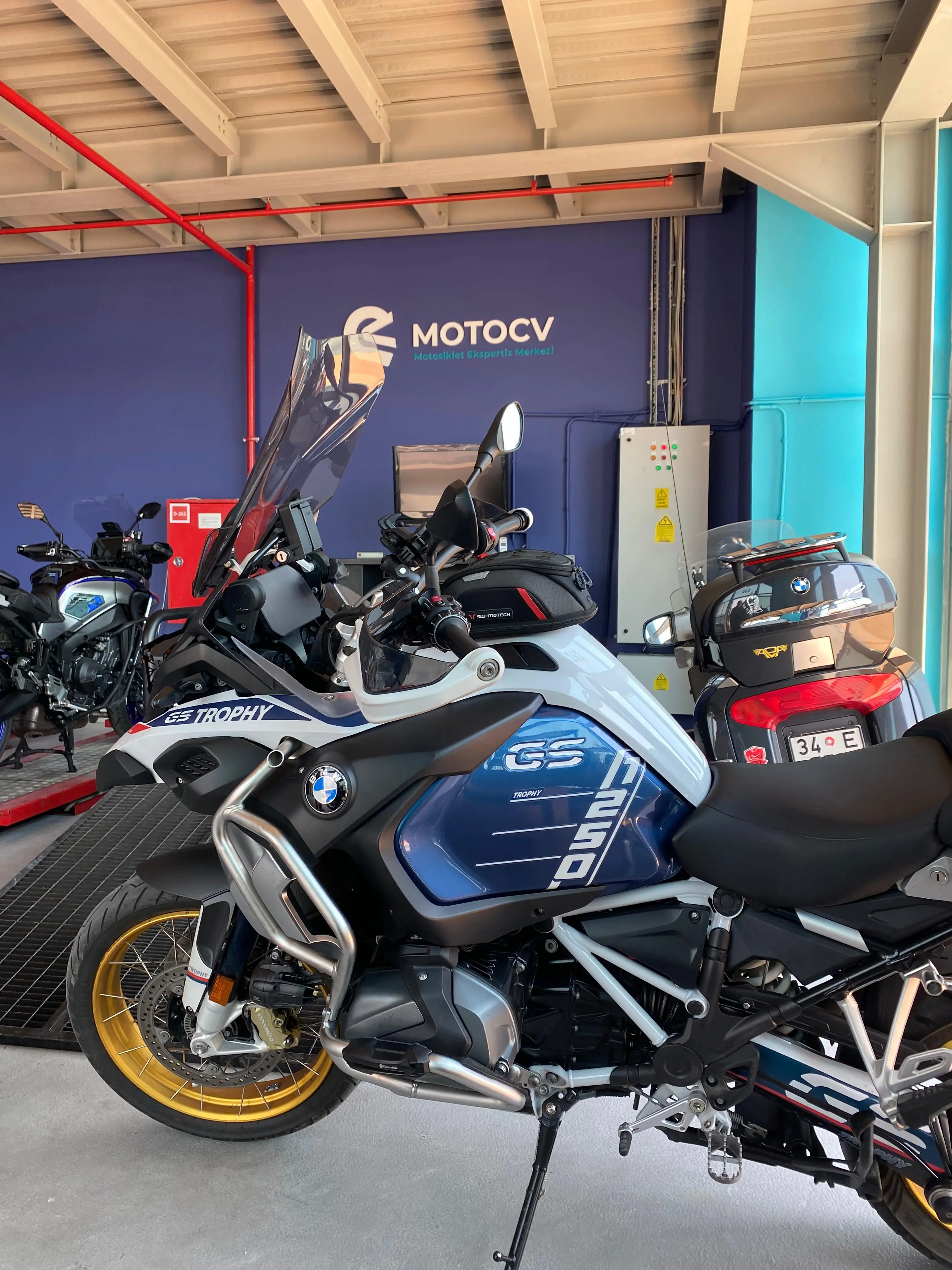 MotoCV showroom ic mekan goruntusu